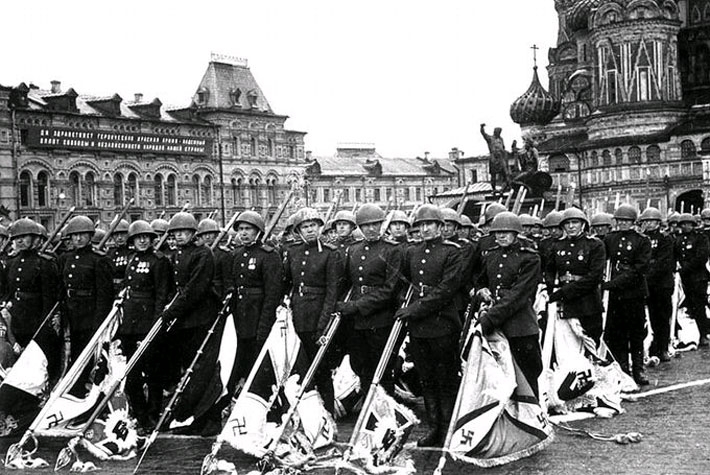 Фото: Парад Победы. Низложение фашистских знамен.