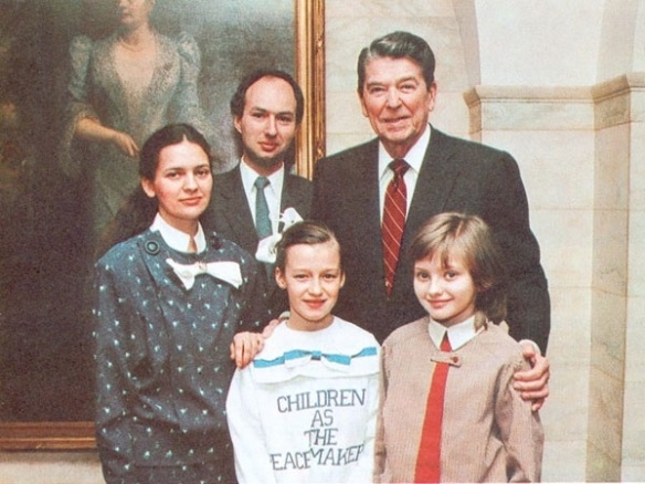 Фото: Друзья по переписке Саманта Смит и Катя Лычева с президентом США Р. Рейганом 