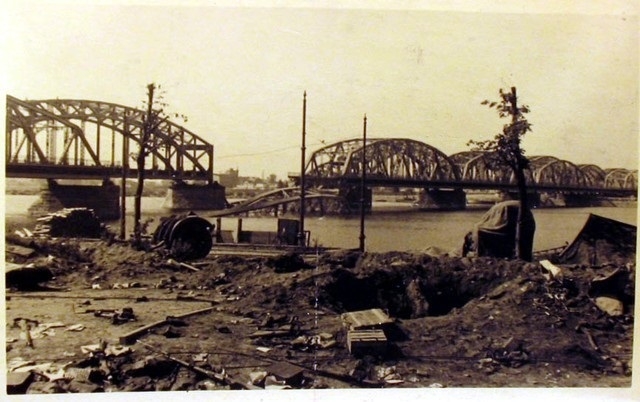 Фото: Разрушенный Керченский мост, 1945 год
