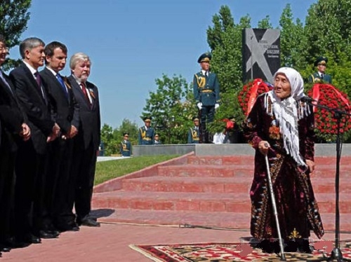 Фото: Токтогон Алтыбасарова на церемонии к  Дню Победы, 2014 год