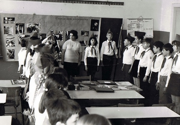 Фото: Ученики школы при посольстве СССР в ГДР на торжественной линейке класса в честь дня Космонавтики 12 апреля 1975 года