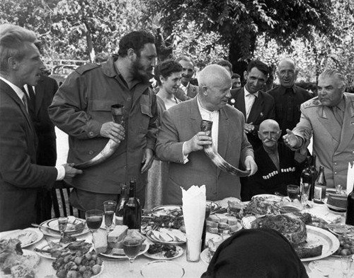 Фото: Кремлевская кухня. Застолье в Грузии. Н. С Хрущев и Фидель Кастро, 1963 год