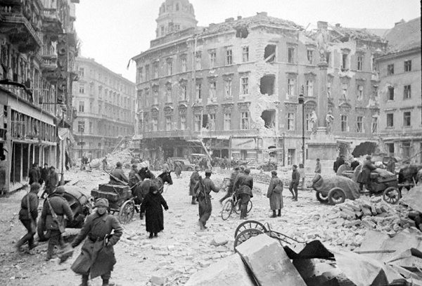 Фото: Освобожденный Красной Армией Будапешт весной 1945 года