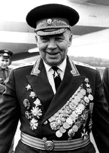 Фото: Герой Советского Союза Василий Маргелов на параде Победы, 1989 год