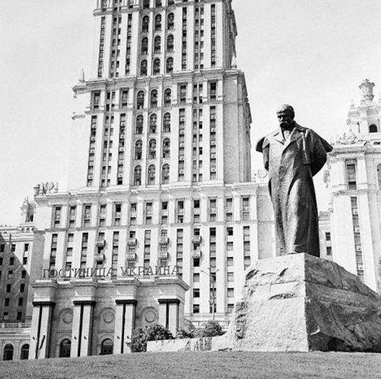 Фото: Памятник Тарасу Шевченко у гостиницы Украина в Москве, 1974 год