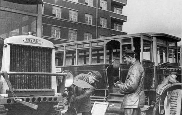 Фото: Первые  регулярные автобусы в Москве в 1924 году