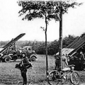 Установленные на грузовиках  Форд Мармон (ленд-лиз) ракетные установки Катюша, 1944 год