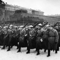 Красноармейцы идут защищать Москву. Парад 7 ноября 1941 года