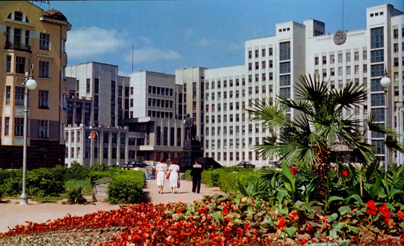 Фото: Площадь и здание Совмина в Минске.