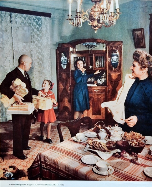 Фото: Интерьер в квартире середины 50-х. СССР.