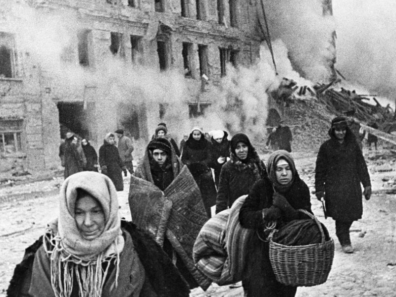 Фото: Жители блокадного Ленинграда выходят из бомбоубежища после отбоя тревоги 