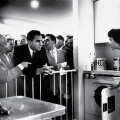 Хрущев в сопровождении Брежнева на выставке в Сокольниках спорит с Никсоном о необходимости бытовой техники для кухни, 1959 год