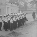 В школьном дворе проходит ленинский смотр октябрятских и пионерских отрядов