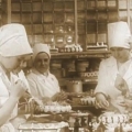 Советские кондитеры готовят пирожные