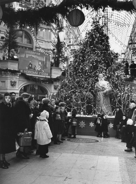 Фото: Новогодняя елка в ГУМе. Москва. 1951