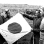 Бойцы рассматривают японский флаг, захваченный в бою