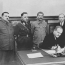 Вячеслав Молотов подписывает договор о взаимопомощи и дружбе с правительством Куусинена.