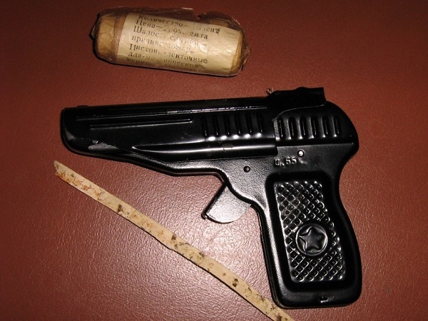 Фото: Мальчишеские советские игрушки. Пистолет с пистонами.