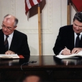 Президент США Р. Рейган и Генеральный секретарь ЦК КПСС М. С. Горбачёв подписывают Договор в Белом Доме, 1987 год.