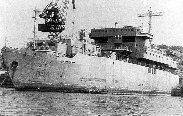 Фото: Опытный корабль с лазерной установкой МСУ Диксон на Черном море. 1983 год
