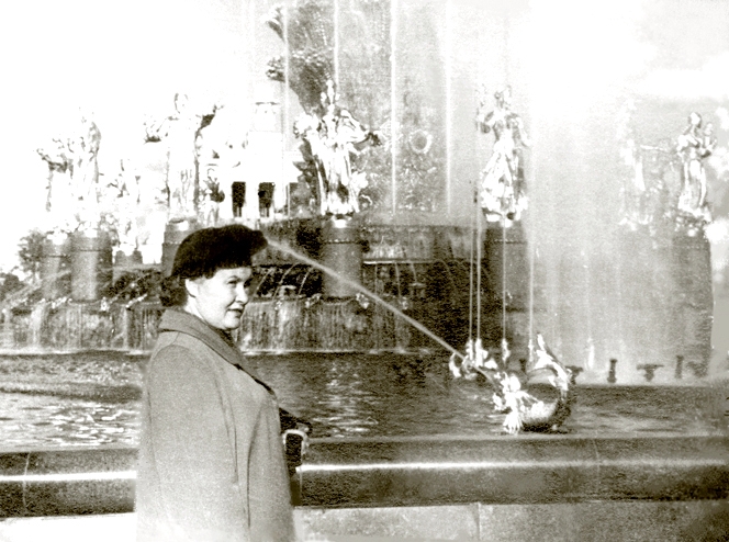Фото: Август 1954 года. У фонтана — В. П. Лукьянова