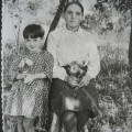 Бабушке Галине Яковлевне Бевз 15 лет, рядом соседский ребёнок