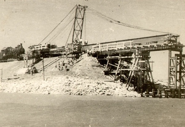 Фото: Строительство Керченского моста  весной 1944 года