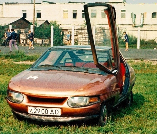 Фото: Самодельный авто  из СССР с ламбо-дверями на выставке в Брянске