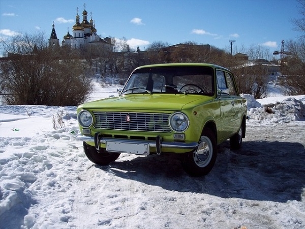 Фото: Оливковая ВАЗ 2101- 1974 года стоила  в СССР 5500 р.