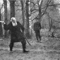 Лев Толстой играет в городки в своей усадьбе Ясная поляна.