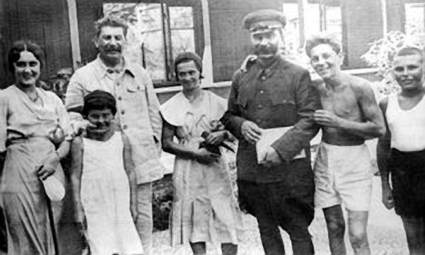 Фото: И.В.Сталин, в окружении близких на ближней даче в Кунцево