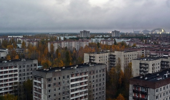 Фото: Припять - заброшенный город. Чернобыльская АЭС на горизонте