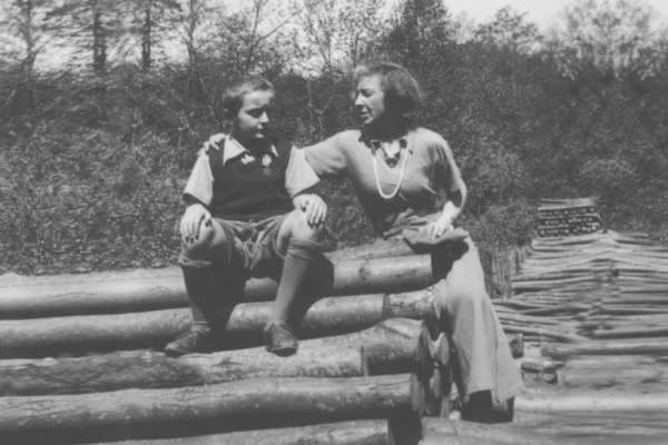 Фото: Марина Цветаева с любимым сыном Георгием, 1935 год