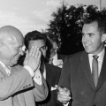 Добродушный лидер СССР Хрущев с американским вице-президентом Никсоном на Американской выставке в Сокольниках, 1959 год