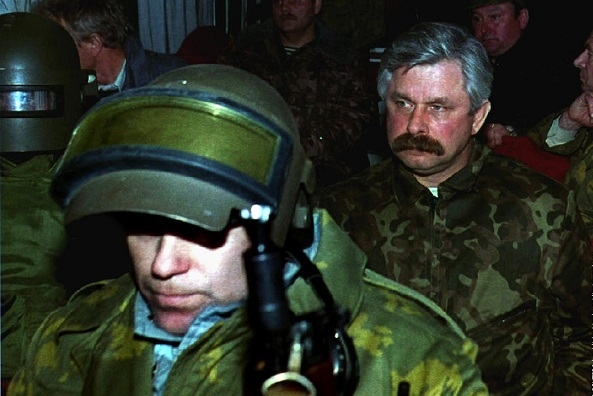Фото: Руцкой выходит из Белого Дома 4 октября 1993 года