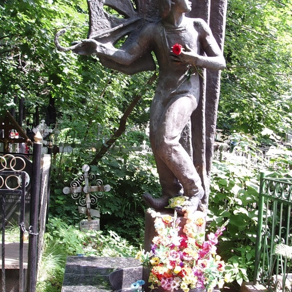 Фото: 28 июля 1972 года — похоронен на Ваганьковском кладбище в Москве.
