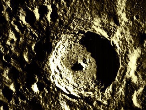 Фото: Лунный кратер Тихо