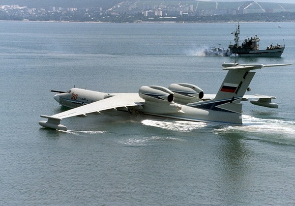 Фото: Самолет-амфибия А-40, Альбатрос выполняет маневр на воде.
