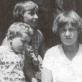 Марина Цветаева с детьми Георгием и Ариадной в Праге, 1928 год