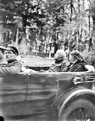 Фото: Ленин и Крупская на автопрогулке.