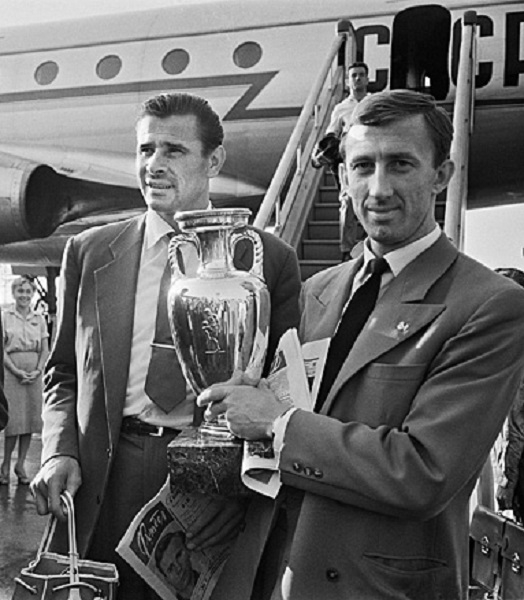 Фото: Победители кубка Европы по футболу 1960 года Лев Яшин и  Игорь Нетто