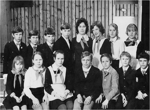 Фото: Школьная пионервожатая в окружении  учащихся, 1978 год