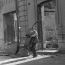 1942 год. Сентябрь. Сталинград. Музыкант спасает свой инструмент.