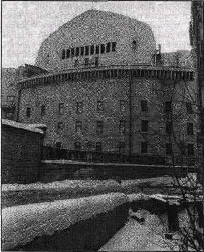 Фото: От здания МХАТ в Камергерском переулке была отрезана его сценическая коробка и перевезена вглубь двора. 1938 год
