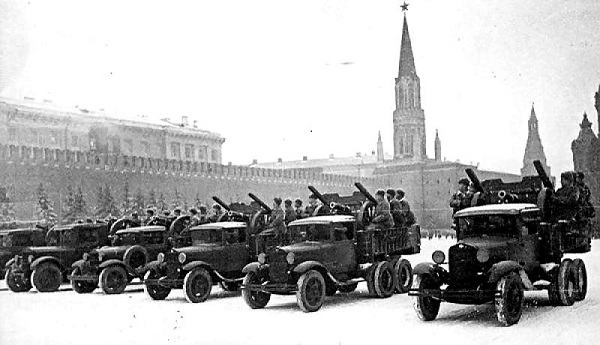 Фото: Они уходили на фронт. Военный парад в Москве 7 ноября 1941 года