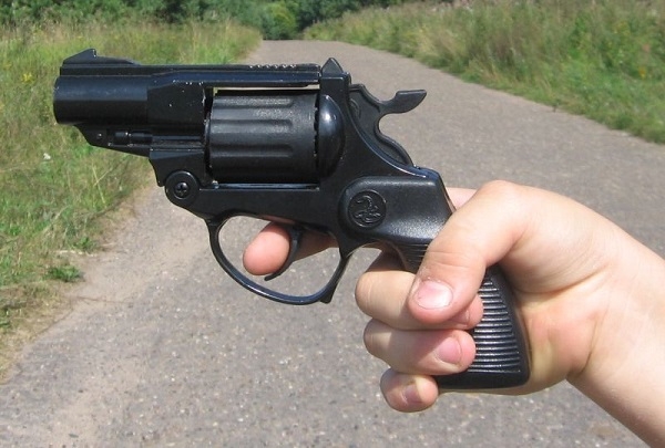 Фото: Современный детский пистолет с пистонами