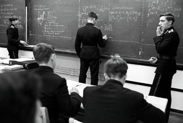 Фото: Суворовцы прилежно учатся. 1968 год