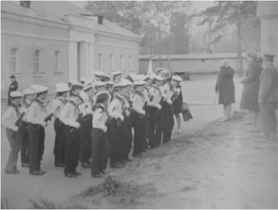 Фото: В школьном дворе проходит ленинский смотр октябрятских и пионерских отрядов