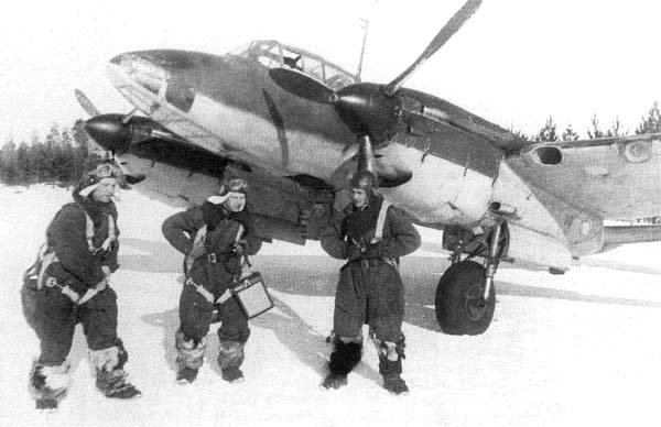 Фото: Пилоты ВОВ рядом с боевой машиной ПЕ-2, 1941 год