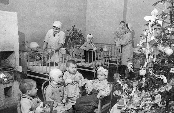 Фото: Ленинград. Новогодняя ёлка в Доме Ребенка. 1941